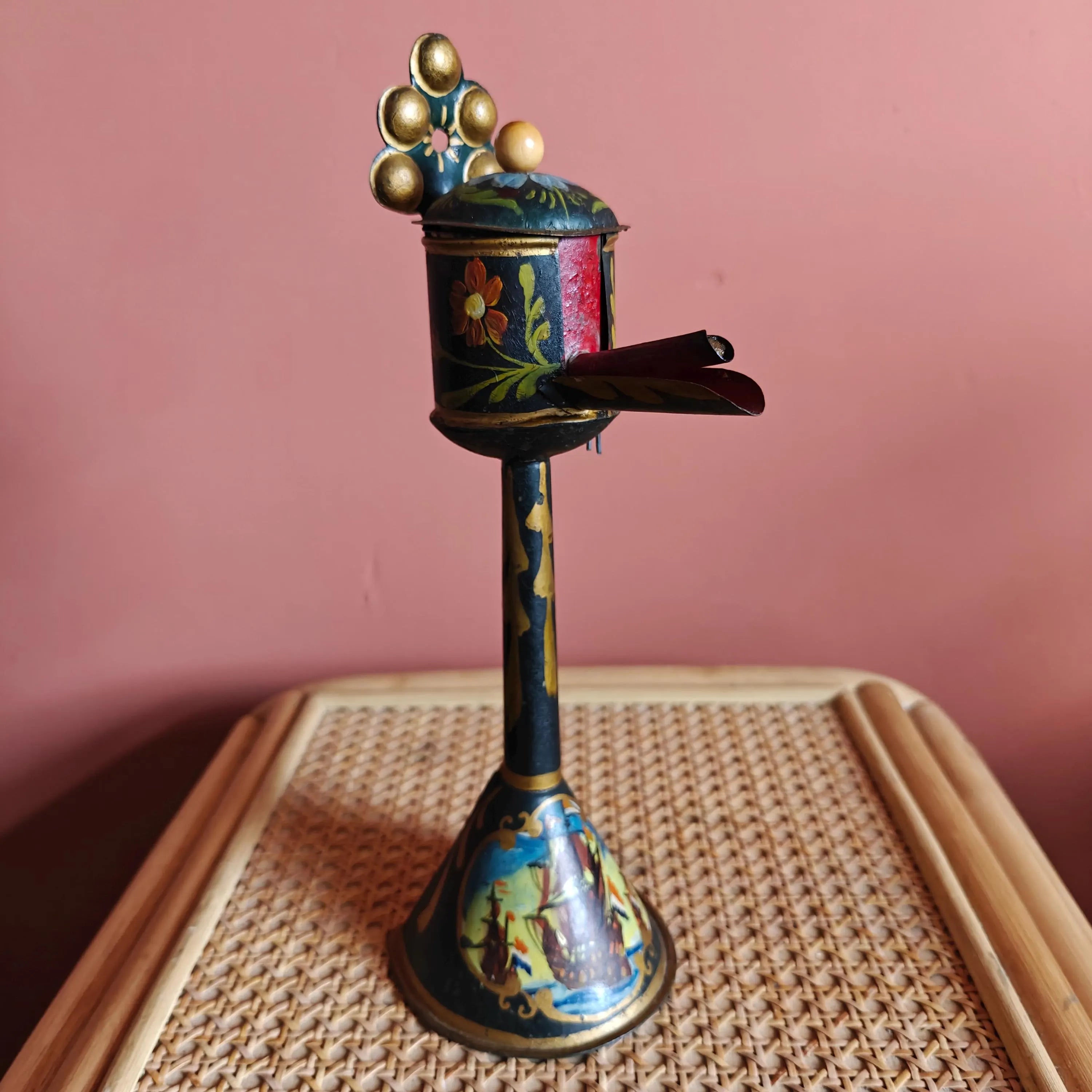 Vintage Dutch Oil Lamp – “Snotneus” Style – Hand-Painted with VOC Ships and Floral Design – 1950s on woven surface