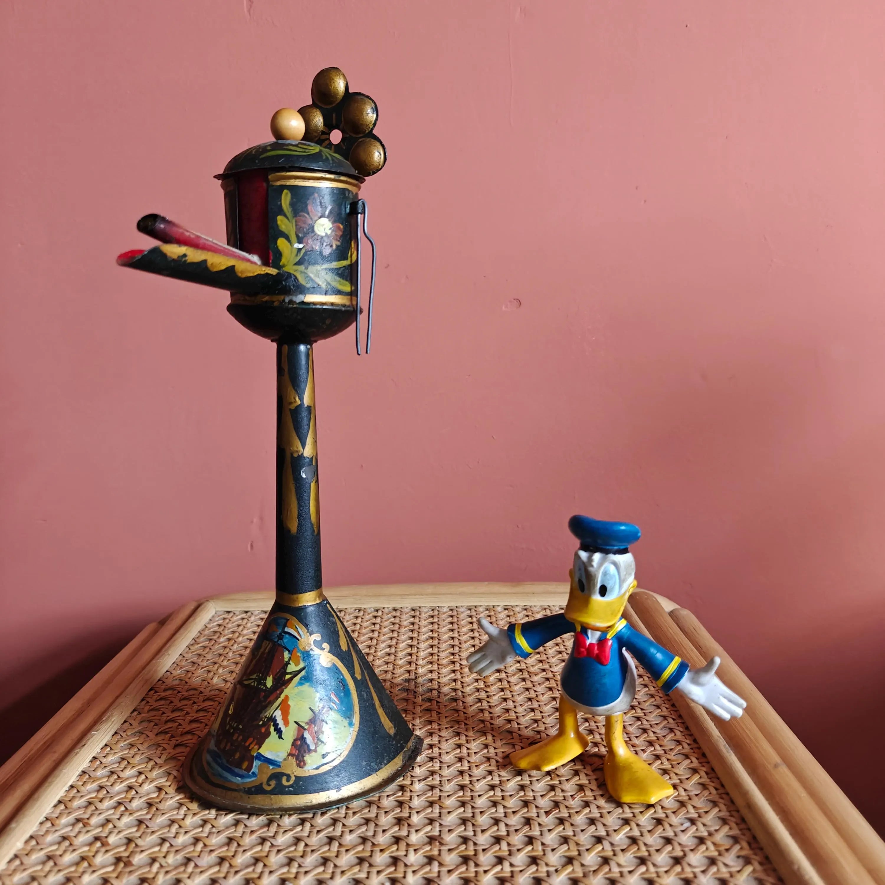 Vintage Dutch Oil Lamp – “Snotneus” Style – Hand-Painted with VOC Ships & Floral Design – 1950s standing on woven surface.