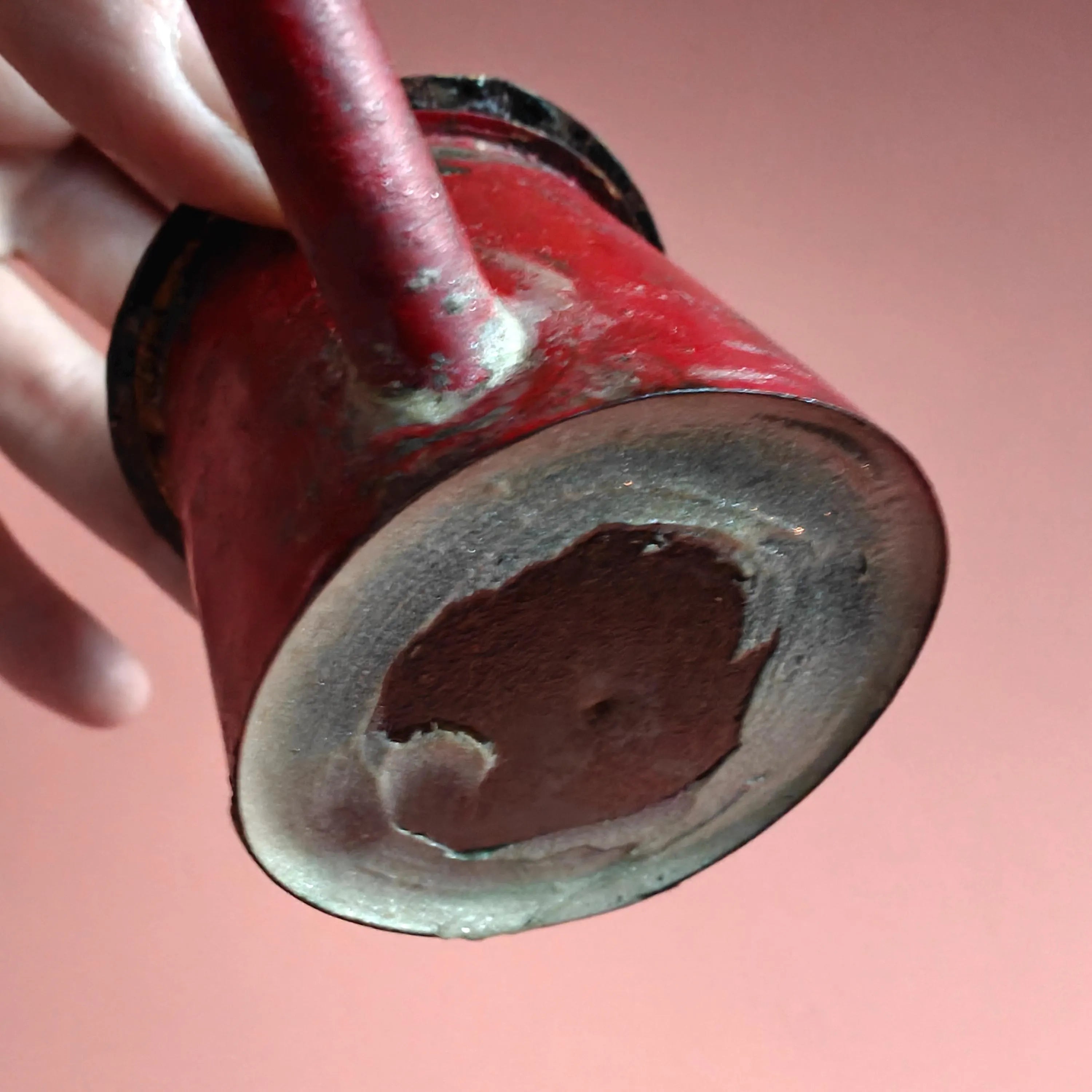 Vintage Dutch Oil Lamp – “Snotneus” Style – Hand-Painted with VOC Ships & Floral Design – 1950s red base detail close-up