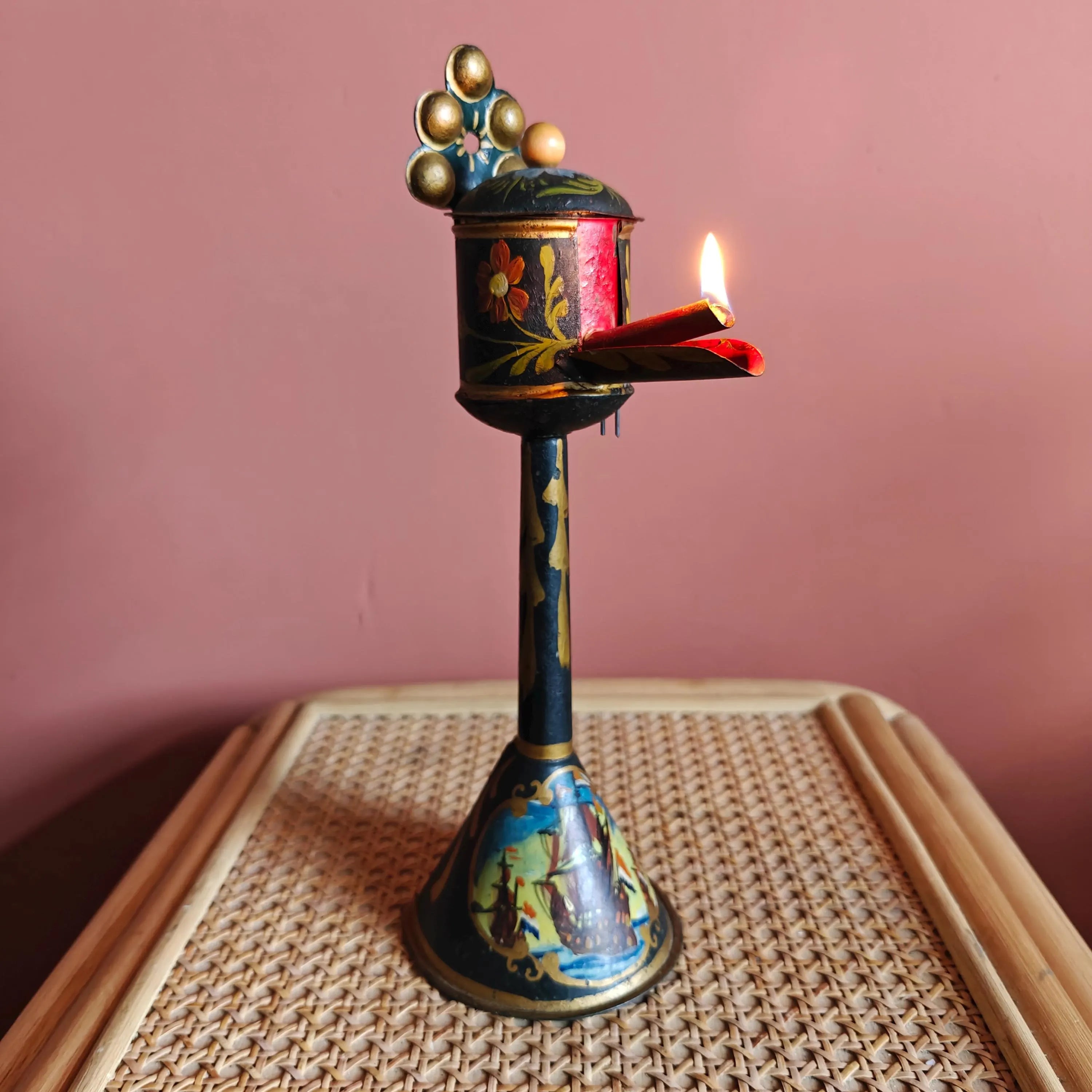 Vintage Dutch Oil Lamp – “Snotneus” Style – Hand-Painted with VOC Ships and Floral Design – 1950s lit on woven surface