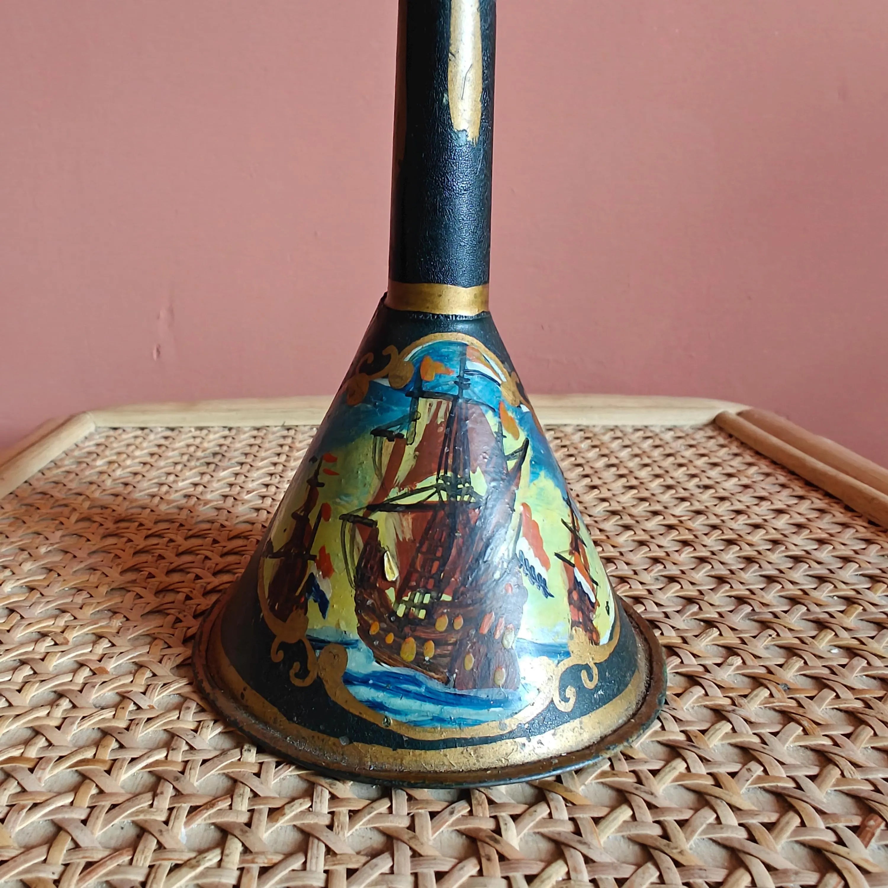 Vintage Dutch Oil Lamp – “Snotneus” Style – Hand-Painted with VOC Ships & Floral Design – 1950s on woven surface