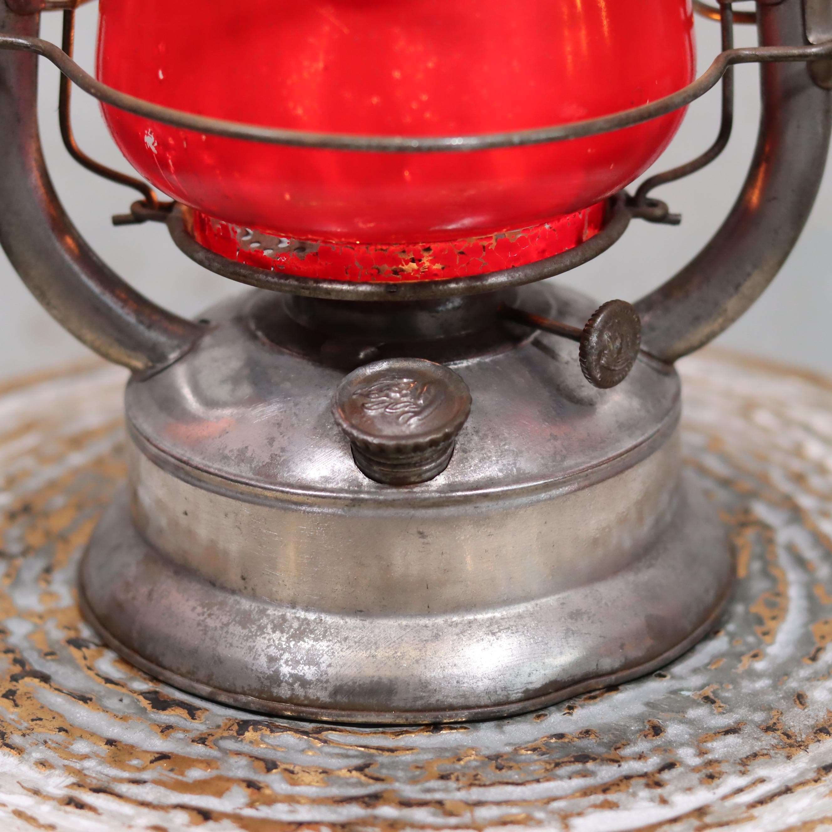 Rare Feuerhand 305 Hurricane Lantern – German Vintage Model (1930–1941) with red glass oil lamp and metal base close-up details